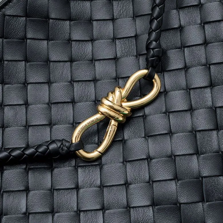 Batch 3760 #Bottega Veneta 2023 spring and summer new Andiamo handbag, many stars have the same style 🎈 Classic full-body leather weaving with golden knot buckle, stable and chic enough [satisfied] The whole body is made of Nappa sheep leather, comfortable, soft and dynamic. The sliding metal knot buckle can adjust the shoulder strap, single shoulder/handbag/crossbody, multiple carrying methods, large bag capacity, suitable for commuting/daily/traveling This bag is divided into small/medium/large sizes. There is always one that suits you, so take it with you🎀🎀 Size: 45*22*34, model: 5543#